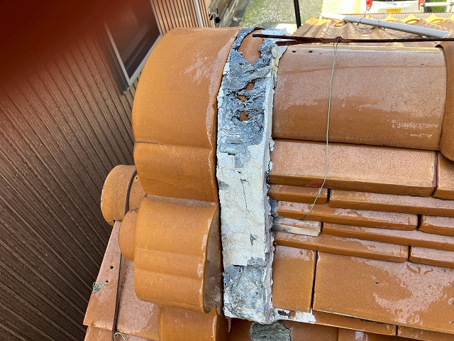 鬼瓦の漆喰が剥がれている